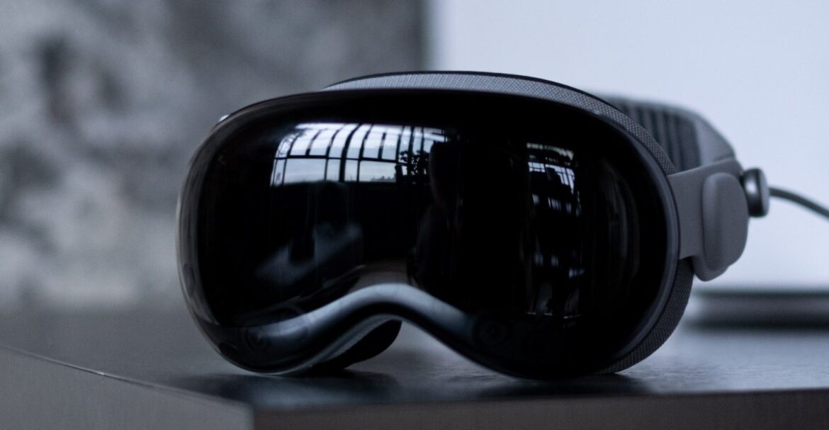 Apple might let you scroll with your eyes in the Vision Pro