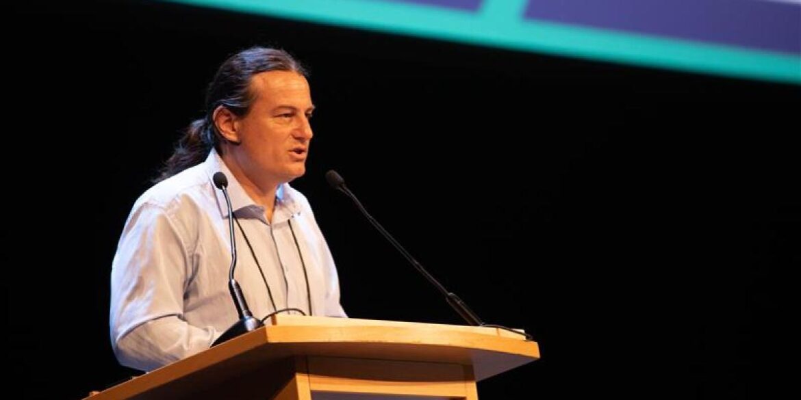 Can crowdsourced fact-checking curb misinformation on social media?