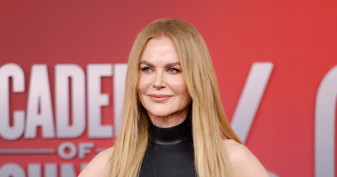 Nicole Kidman Returns to Trademark Long Hair at the Country Music Awards